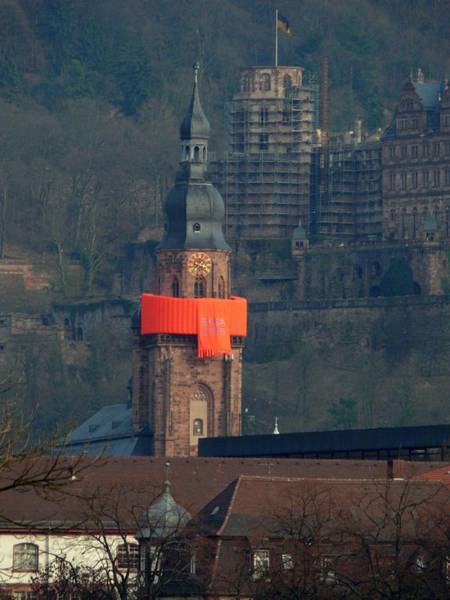 Aufblasbarer Schal an der Heiliggeist-Kirche in Heidelberg