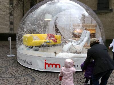 Begehbare Schneekugel für die imm cologne