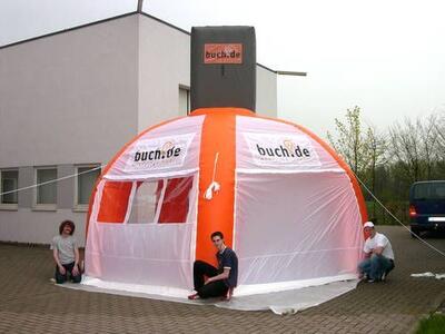 Aufblasbarer Pavillon für buch.de