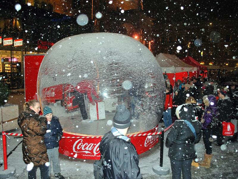 Aufblasbare Schneekugel für Coca-Cola